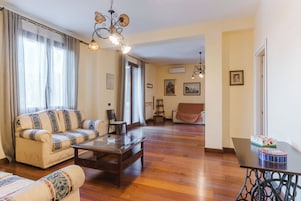 Apartamento clásico, balcón, vistas parciales al mar | Zona de estar