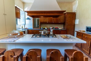 Dining - Villa CàBrandano, view of the hills and a bio-pool (Montecalvo In Foglia)