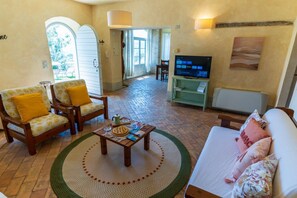 Living area - Villa CàBrandano, view of the hills and a bio-pool (Montecalvo In Foglia)