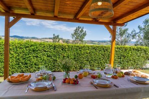 Outdoor dining - Villa CàBrandano, view of the hills and a bio-pool (Montecalvo In Foglia)