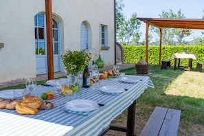 Outdoor dining - Villa CàBrandano, view of the hills and a bio-pool (Montecalvo In Foglia)