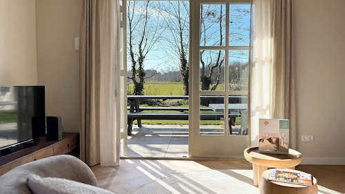 Villa With Expansive Sunny Garden