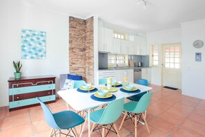 Dining - OLA Guesthouse – Entire Villa Just 5 Minutes from Esmoriz Beach (Esmoriz)