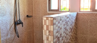 Spacious, fully-equipped apartment with air conditioning+wifi+guardians