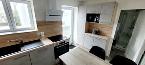 Fridge, microwave, oven, stovetop - Maisonnette de Martin, 50 m from the Beach (La Tranche-sur-Mer)