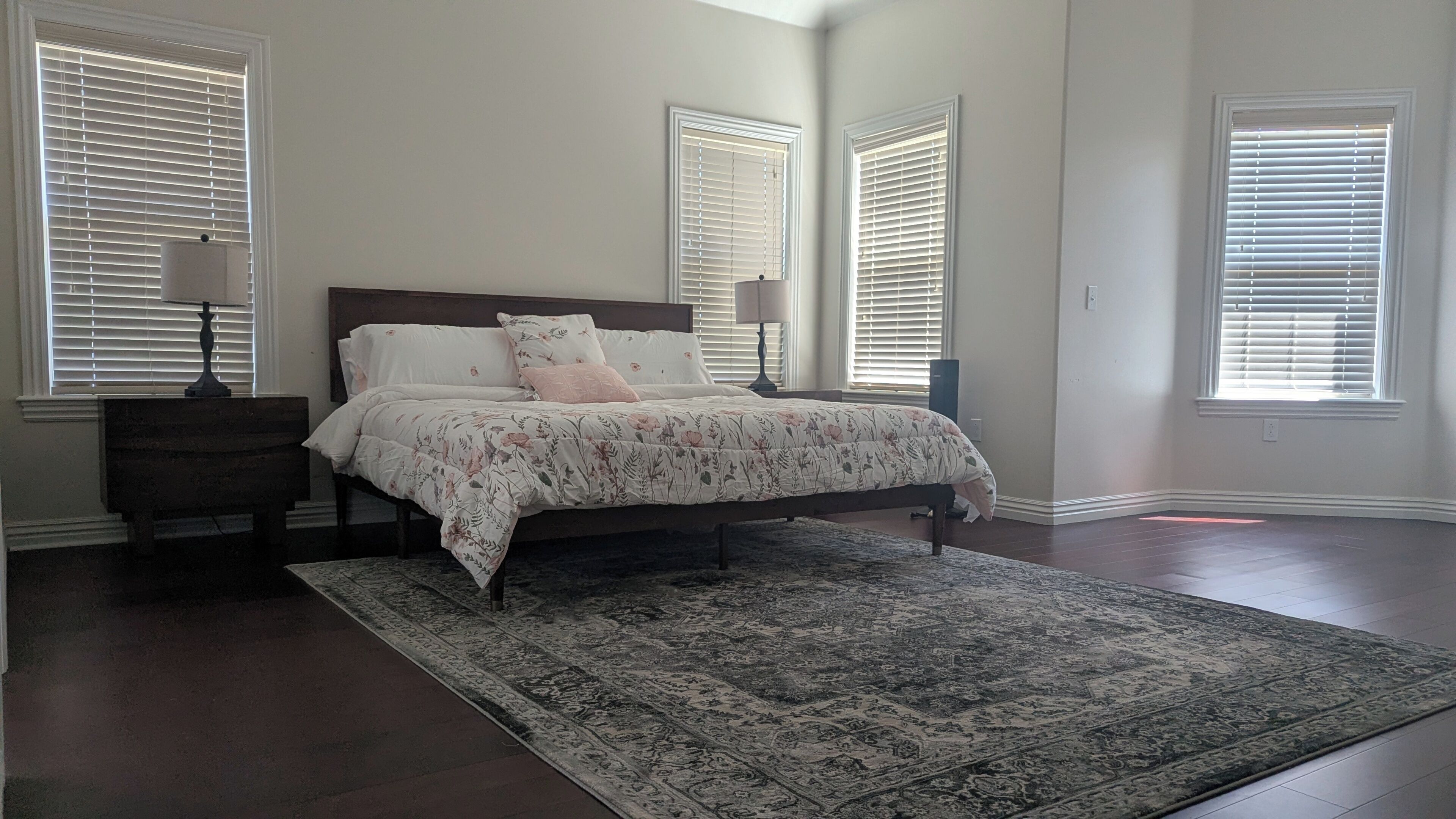 5 bedrooms, iron/ironing board, WiFi, bed sheets