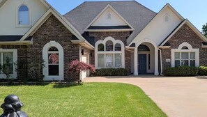 Exterior - Spacious 5BR Fayetteville Retreat w/ 6 Beds  10 Min to Campus (Fayetteville)