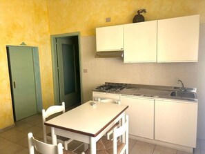 Kühlschrank, Ofen, Herdplatte, Hochstuhl