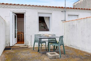 Outdoor dining - Hugo’s Studio – 200 m from the Beach (La Tranche-sur-Mer)