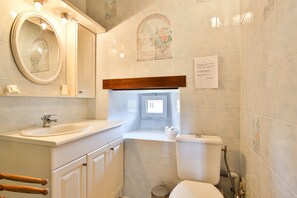 Douche, sèche-cheveux, serviettes fournies