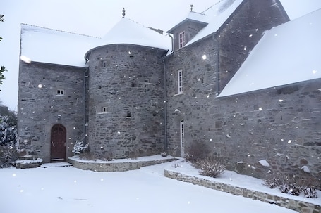 Exterior. Guest Rooms in a Manor with Shared Terrace and Garden, Wi-Fi Included
