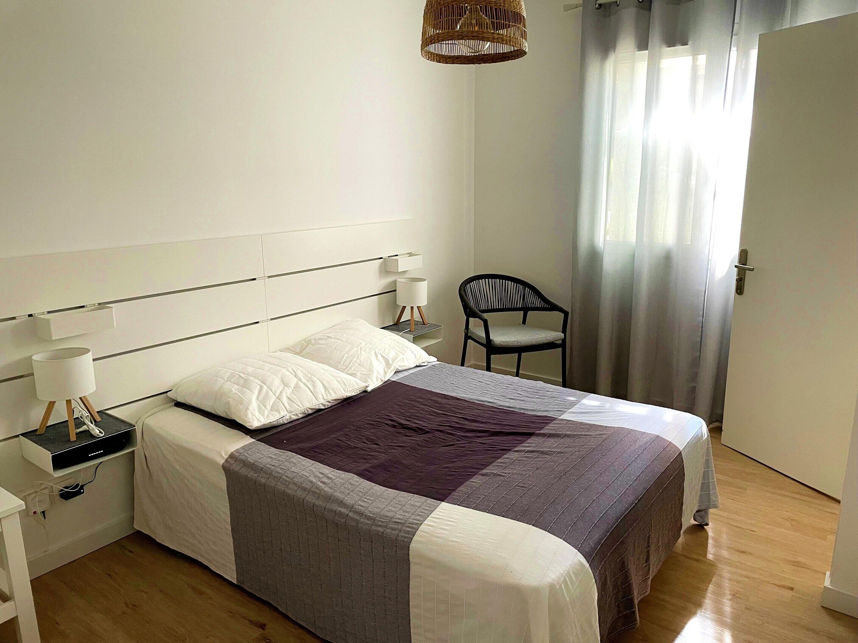 4 bedrooms, bed sheets