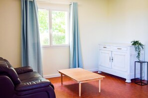 Living room - House With Breathtaking View of the Lake (Lacanau)