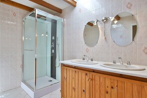 Shower, hair dryer - Holiday Home “Gîte à Acqueville” with Shared Terrace and Garden (La Hague)