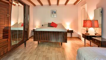 3 bedrooms, iron/ironing board, bed sheets