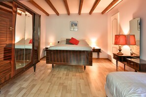 3 habitaciones, tabla de planchar con plancha y ropa de cama 