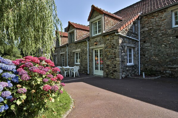 Exterior - Holiday Home “Gîte à Acqueville” with Shared Terrace and Garden (La Hague)
