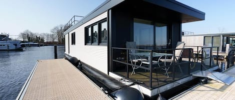 Mobile Home | Outdoor dining