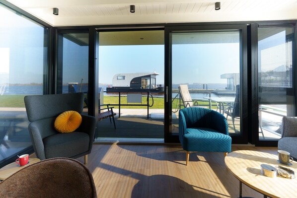 Mobile Home | Living room - Stylish Boathouse on Lake Sneeker (Offingawier)