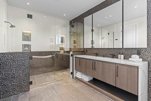 Hair dryer, towels - Midnight Breeze - Brand New Luxury! (Holmes Beach)