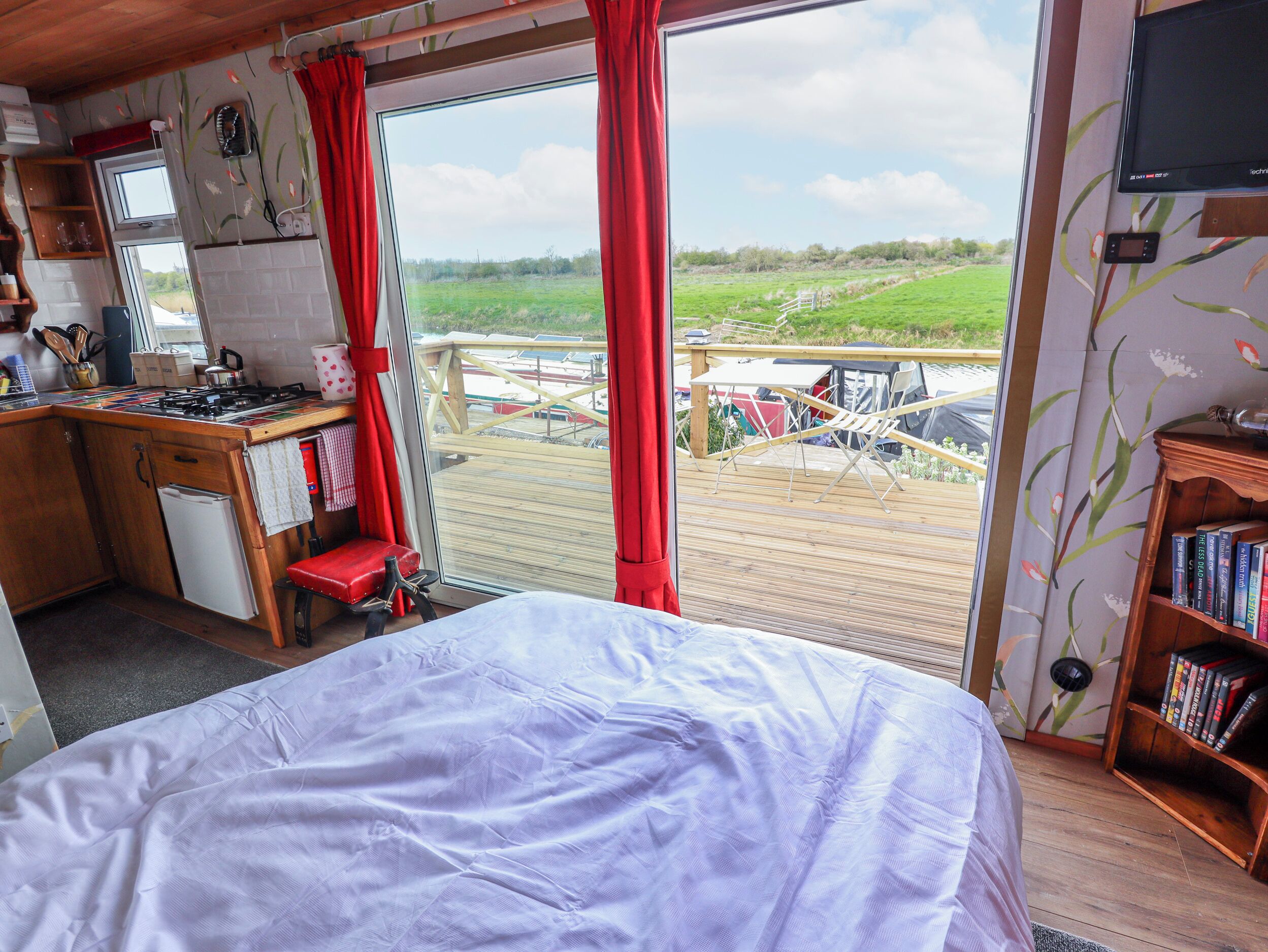 1 bedroom, individually decorated, individually furnished