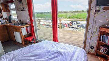 1 bedroom, individually decorated, individually furnished
