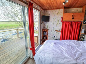 1 bedroom, individually decorated, individually furnished - Riverside Cabin (Peterborough)