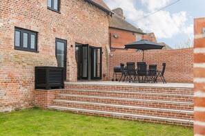 Outdoor dining - Rushbourne Granary, Canterbury (Hoath)