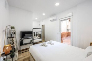 WiFi, bed sheets - Madrid Stay | Room with Patio near Atocha (Madrid)