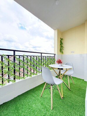 Outdoor dining - Welcome to this cosy 2 bedroom apartment located 5 minutes to nairobi cbd (Nairobi)