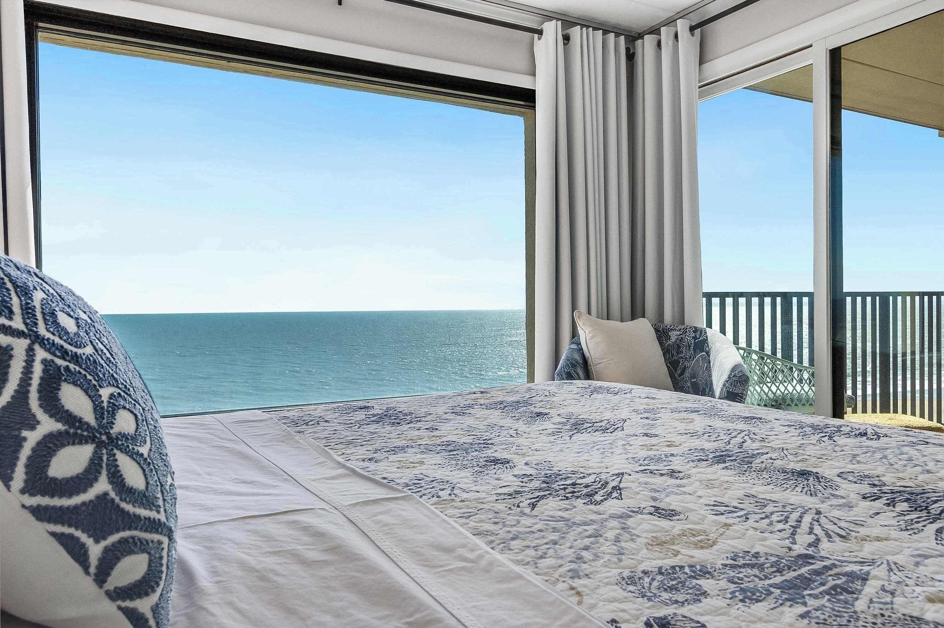 Tabla de planchar con plancha, wifi, ropa de cama