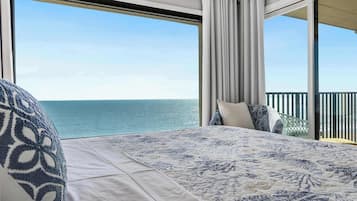 Tabla de planchar con plancha, wifi, ropa de cama