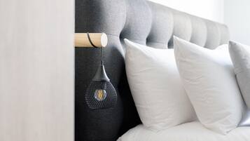 Studio, 2 Twin Beds, Kitchenette | Blackout drapes, soundproofing, WiFi (free), bed sheets