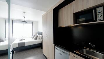 Estúdio, 1 cama Queen, cozinha americana | Cortinas blackout, quartos à prova de som, Wi-Fi de cortesia