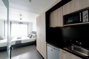 Studio, 1 Queen Bed, Kitchenette | Blackout drapes, soundproofing, free WiFi - Slo Appart Hotel Bordeaux - Cité du Vin (Bordeaux)