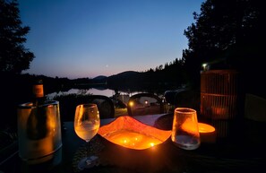 Outdoor dining - Vrbo Property (Saint-Adolphe-d'Howard)