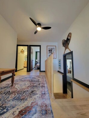 Interior - Oh Chalet Calm, with lake view and sandy beach (Saint-Adolphe-d'Howard)