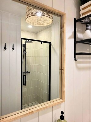 Shower, hair dryer, towels, soap - Oh Chalet Calm, with lake view and sandy beach (Saint-Adolphe-d'Howard)