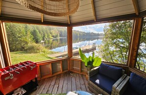 Interior - Oh Chalet Calm, with lake view and sandy beach (Saint-Adolphe-d'Howard)