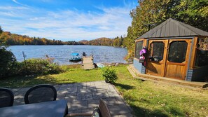 Outdoor dining - Vrbo Property (Saint-Adolphe-d'Howard)