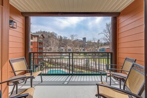 Ein Balkon mit Stühlen und Blick auf eine Wohngegend.
