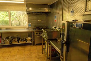 Cookware/dishes/utensils - Cabin No. 14 - Salt and Fern Cabins (Port Talbot)