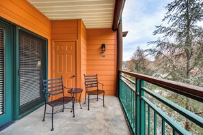 Property grounds - 🏔️Baskins Creek 313 | Walk to Downtown Gatlinburg | Pool + Hot Tub🏔️ (Gatlinburg)