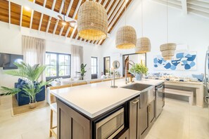 Fridge, microwave, oven, stovetop - Cat`s Cradle & Mistico Beach Club + Boat Shuttle (San Pedro)