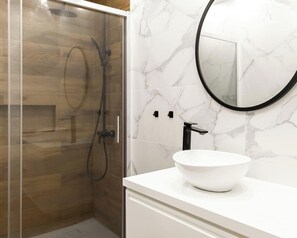 Shower, hair dryer - Travessa Apartments 3 Bedrooms By PontaNegraAzores (Praia da Vitória)