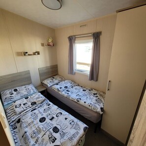 2 habitaciones, tabla de planchar con plancha y cuna de viaje 