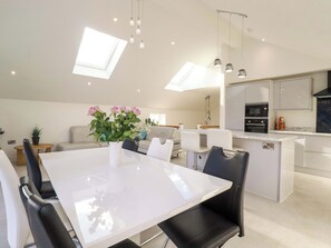 Dining - Meadow Retreat (Bodmin)