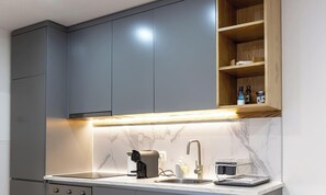Kühlschrank, Mikrowelle, Ofen, Wasserkocher mit Kaffee-/Teezubehör