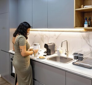 Réfrigérateur, micro-ondes, four, cafetière/bouilloire