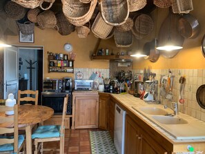 Private kitchen - Characterful Villa Le Paradis 4: Style, Comfort & Serenity, Private Pool (Saint-Frajou)